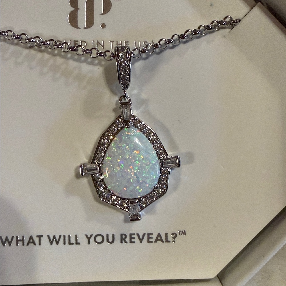 Elegant Silver Necklace with Opal Pendant - Picture 3 of 4